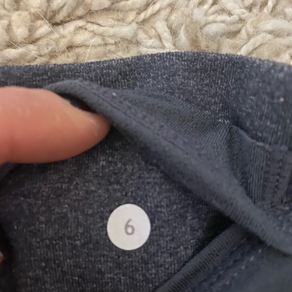 Lululemon Wunder Under cropped leggings. Size 6 - Picture 4 of 5